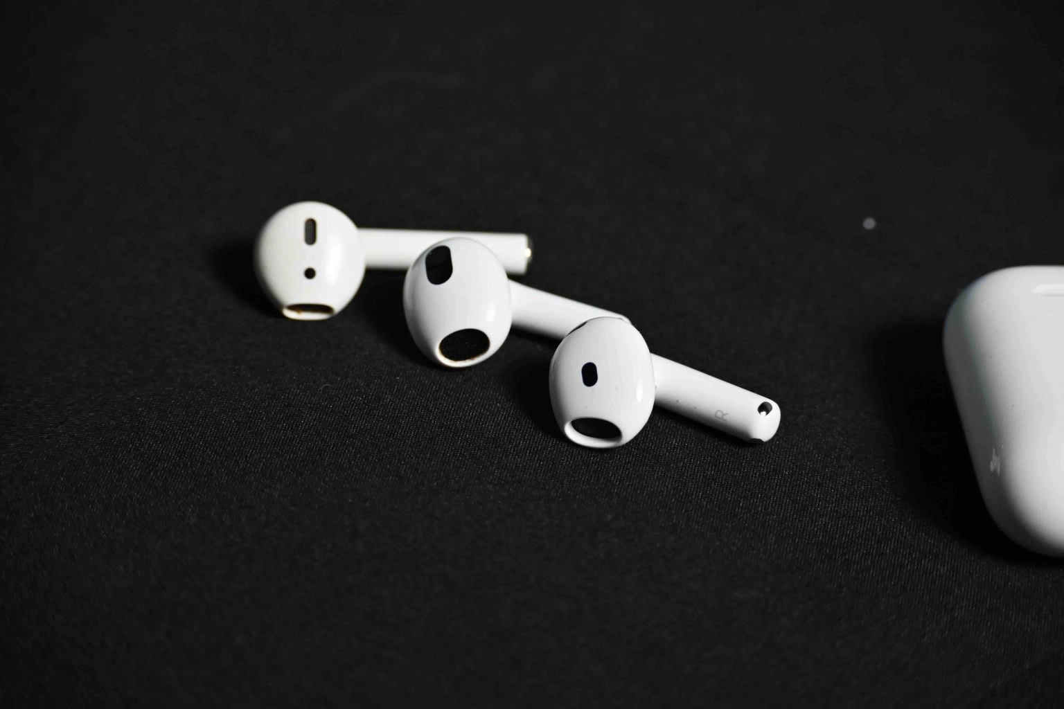 全新 AirPods 4 主动降噪版开箱与系列比较，顺便分享入手推荐与购买建议 - 嘉达鸭